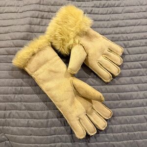 NWOT SHEARLING WOMEN'S SIZE 6-7 GLOVES